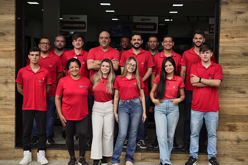 Equipe da Agrosul Materiais de Construção na frente da loja