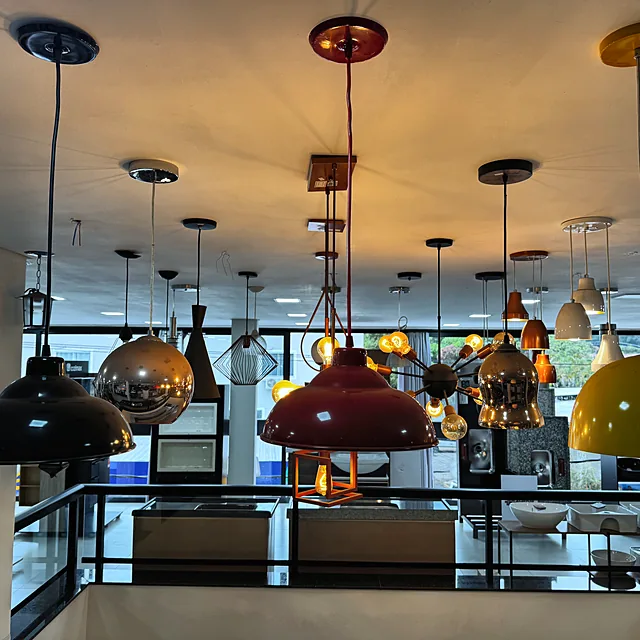 Pendentes coloridos acesos no setor de iluminação