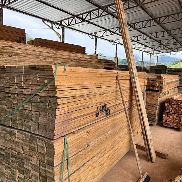 Pilhas de tábuas de madeira no depósito coberto