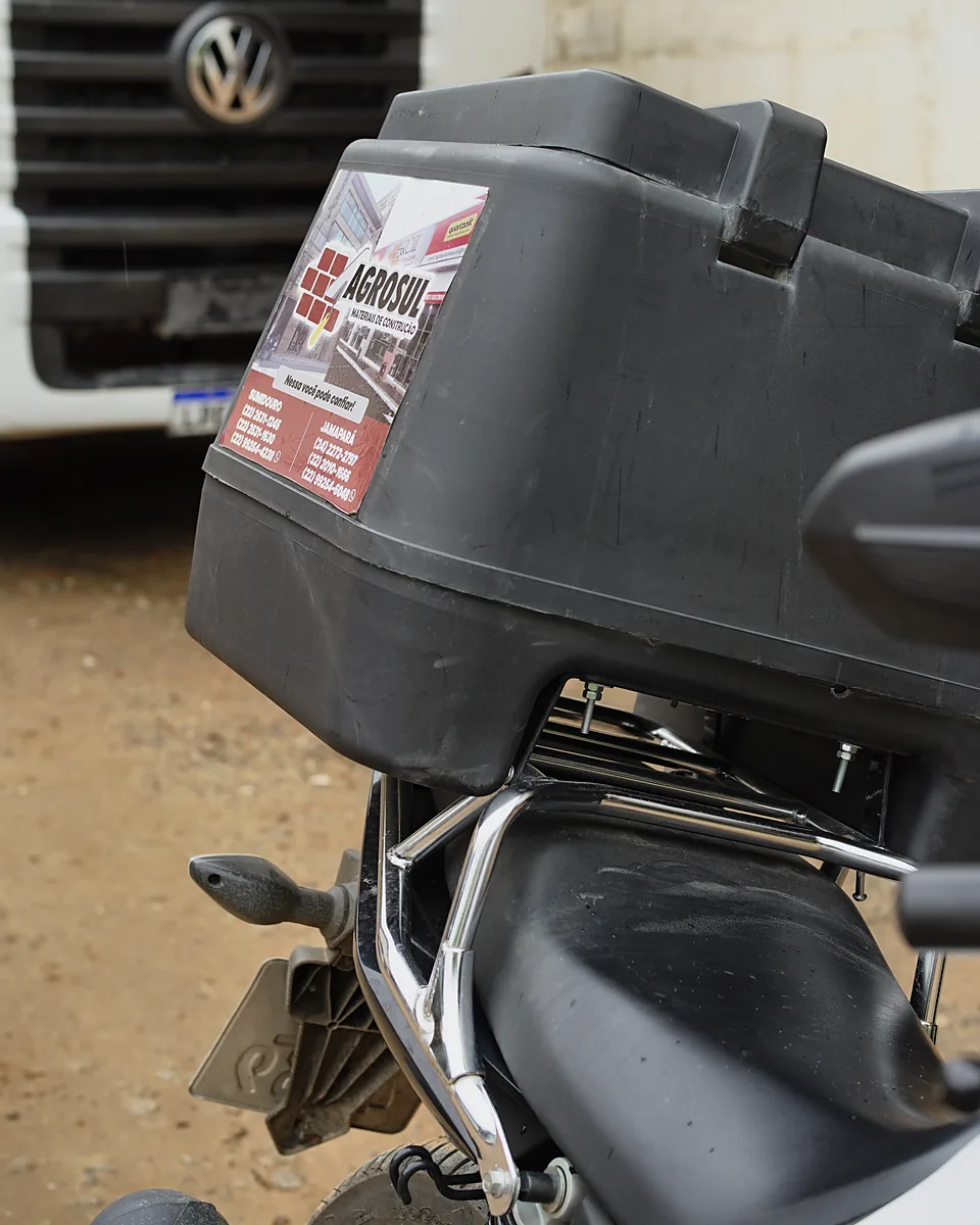 Moto de entrega com baú da Agrosul para pedidos rápidos