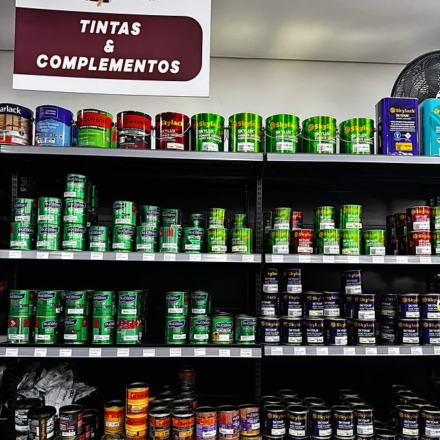 Prateleiras do setor de tintas e complementos