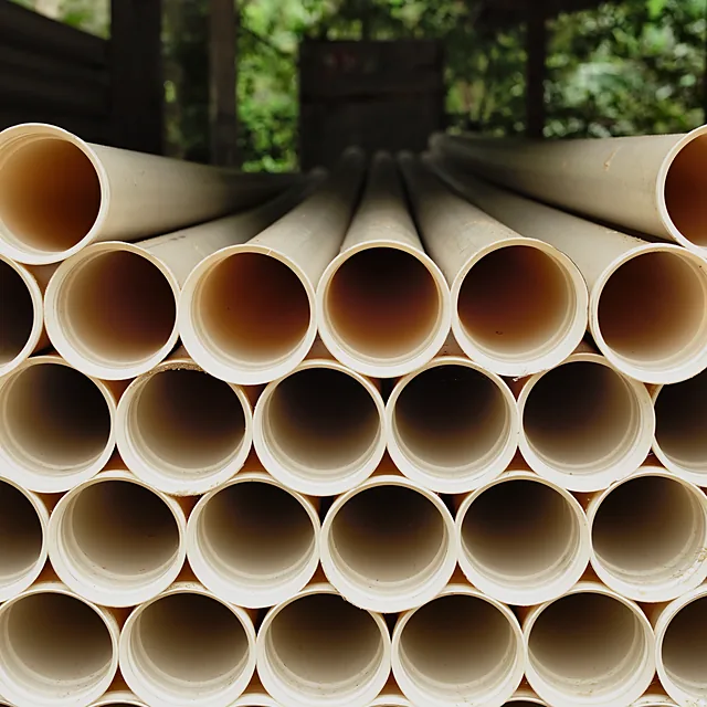 Tubos de PVC para hidráulica empilhados